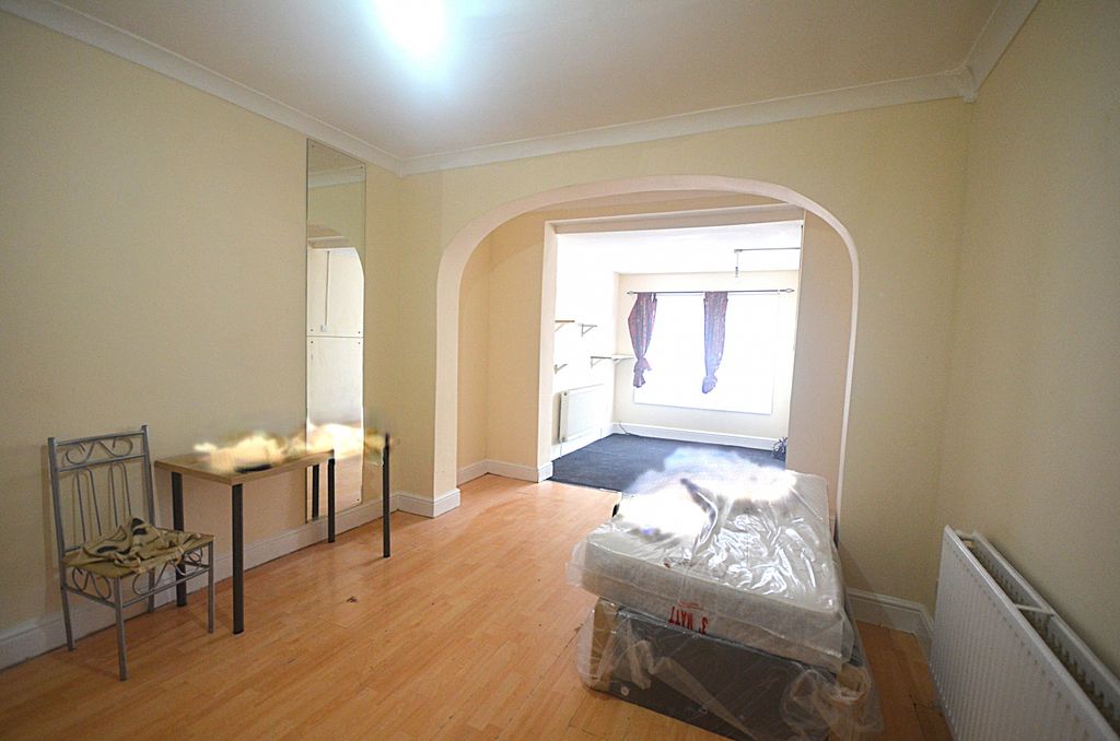 7 bed shared accommodation to rentLoxford Lane, Ilford IG1 photo 3