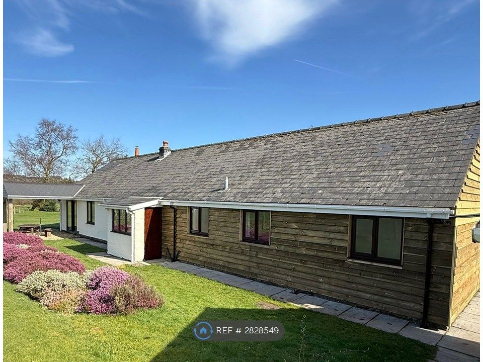 4 bed bungalow to rentCray, Brecon LD3 photo 2