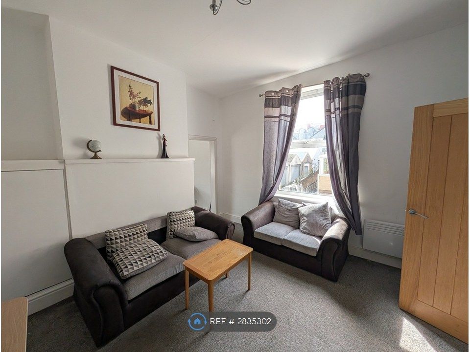 2 bed flat to rentGreenfield Road, Colwyn Bay LL29
