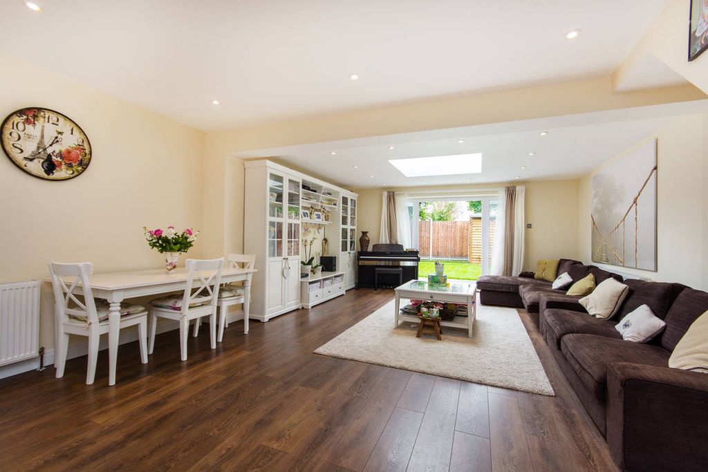 Additional image 2 of 4 bed terraced house to rentSalem Place, Central Croydon, Croydon CR0