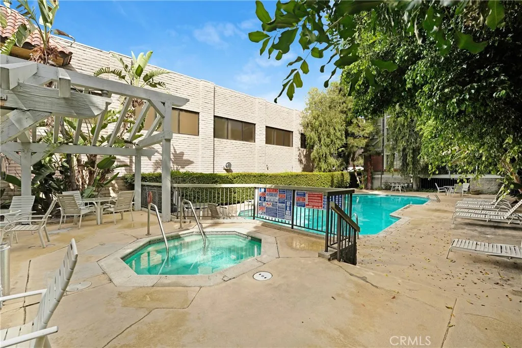 18324 Clark St Unit 119, Tarzana, CA 91356