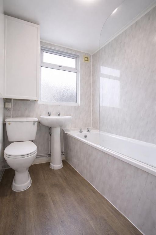 2 bed flat to rentWilkins Terrace, Caerphilly CF83 photo 2