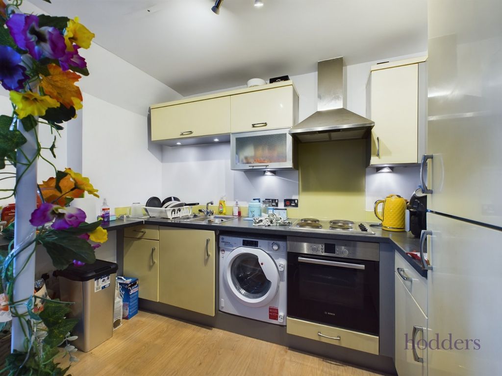 2 bed flat to rentThe Quadrant, Brighton Road, Addlestone, Surrey KT15 photo 5