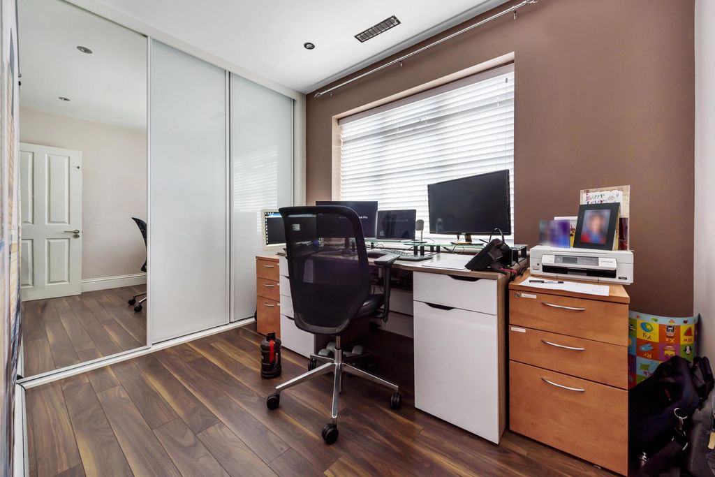 Additional image 8 of 5 bed detached house to rentDrynham Park, Weybridge KT13