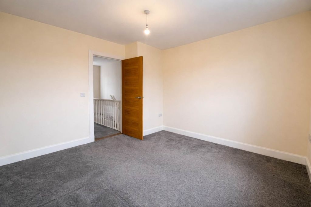 Additional image 8 of 1 bed semi-detached house to rentSomerset Avenue, Luton LU2