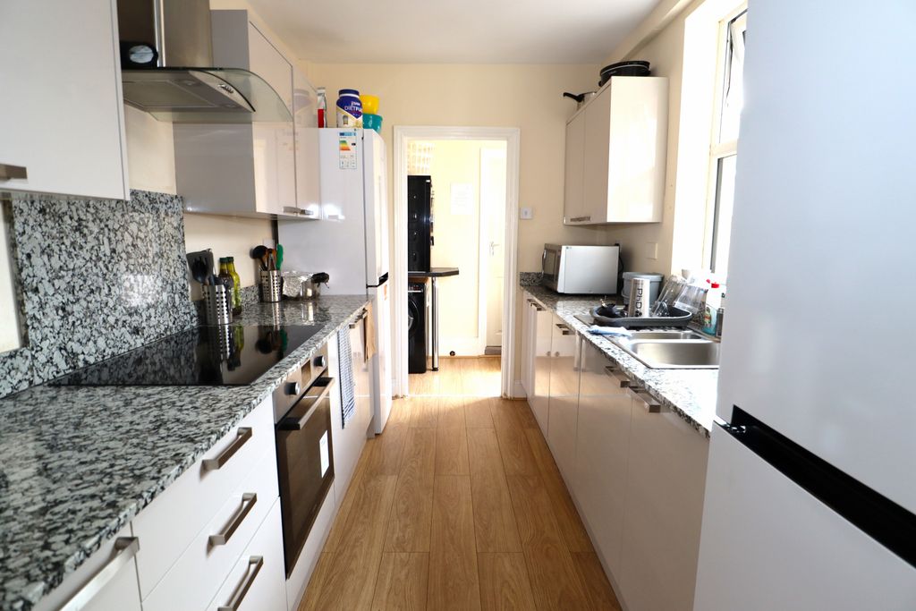 Additional image 4 of 6 bed terraced house to rentSt Catherines Grove, Lincoln LN5