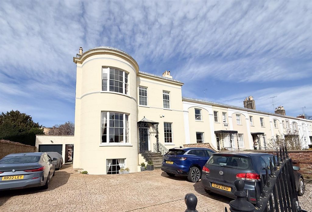 2 bed flat to rentBath Road, Cheltenham GL53