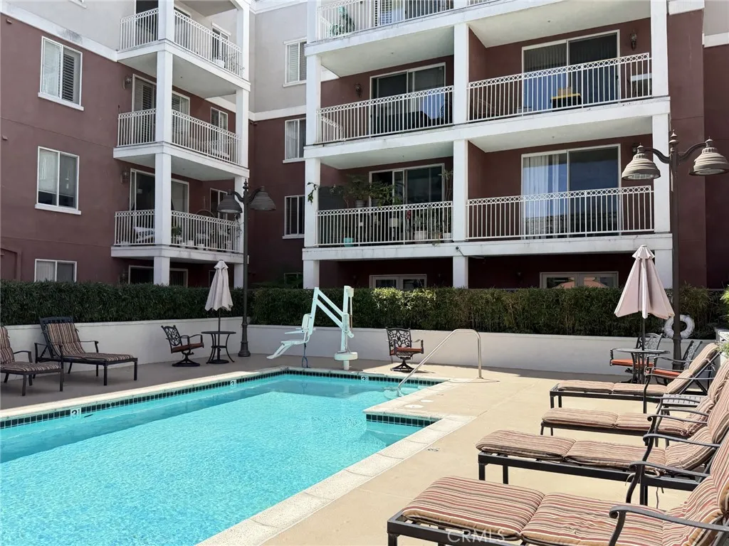 3740 Santa Rosalia Unit 425, Los Angeles, CA 90008