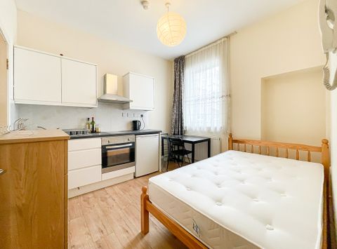 Turnpike Lane, London N8, Studio to rent