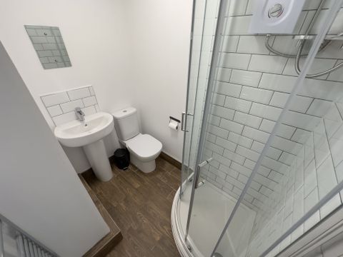 Kensington L7, Room to rent
