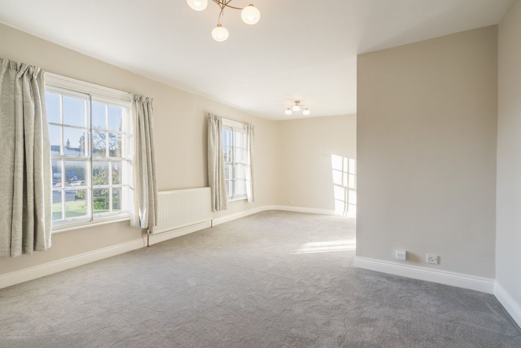 Additional image 4 of 2 bed flat for saleLondon End, Beaconsfield, Buckinghamshire HP9
