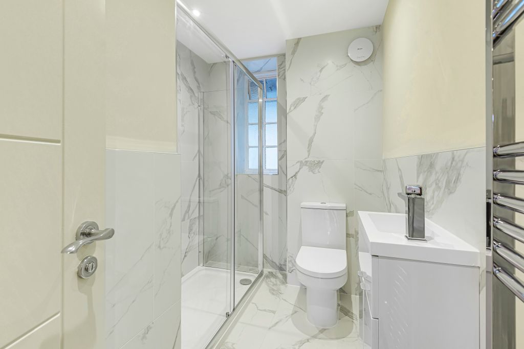 Additional image 6 of 2 bed flat to rentLammas Lane, Esher, Surrey KT10
