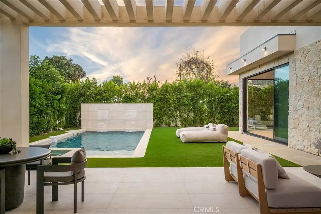 15447 Huston St, Sherman Oaks, CA 91403