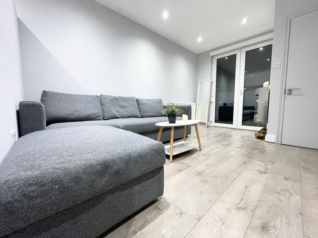 Additional image 2 of 2 bed flat to rentVictoria Road, London NW7