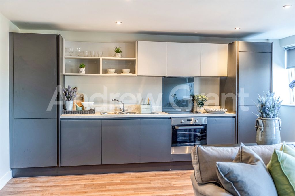 Additional image 2 of 2 bed flat to rentOrchard House, 2 Victoria Square, Droitwich WR9