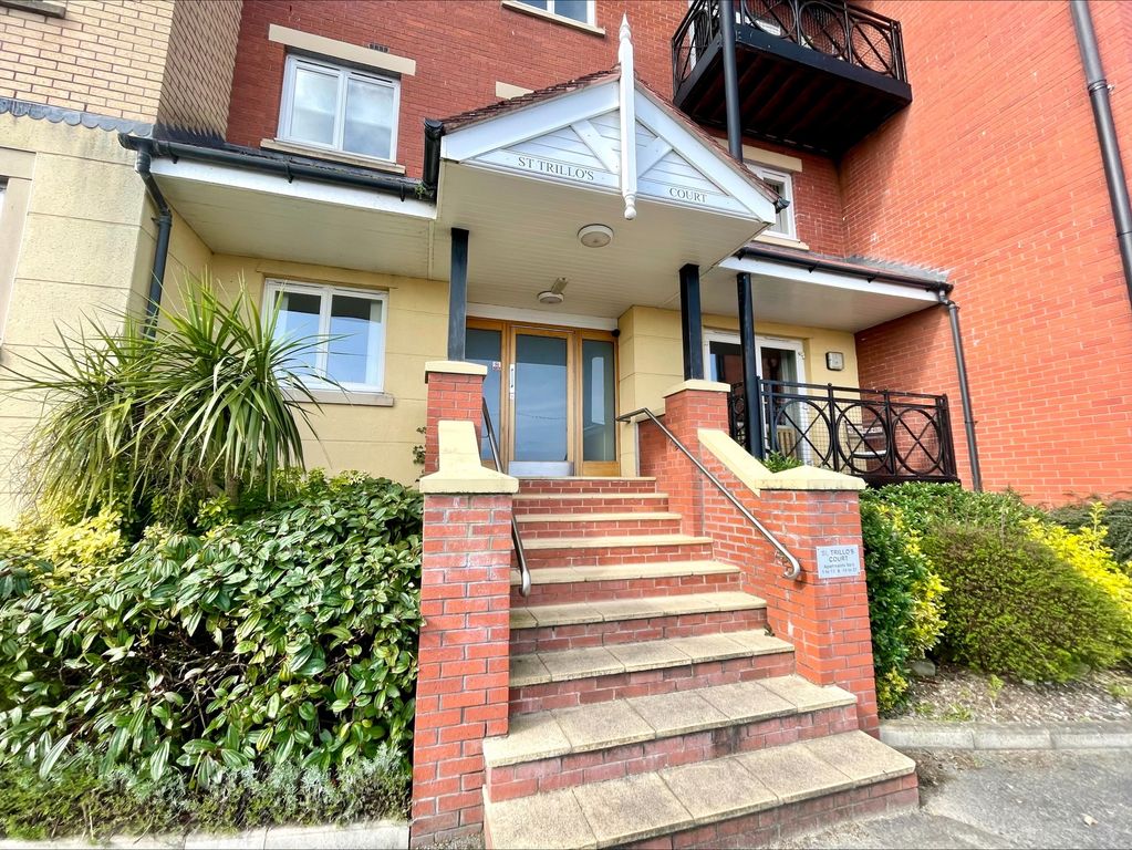 2 bed flat to rentSt Trillos Court, Colwyn Bay LL28