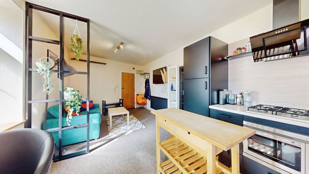 1 bed flat to rentQueens Road, Penarth CF64 photo 3