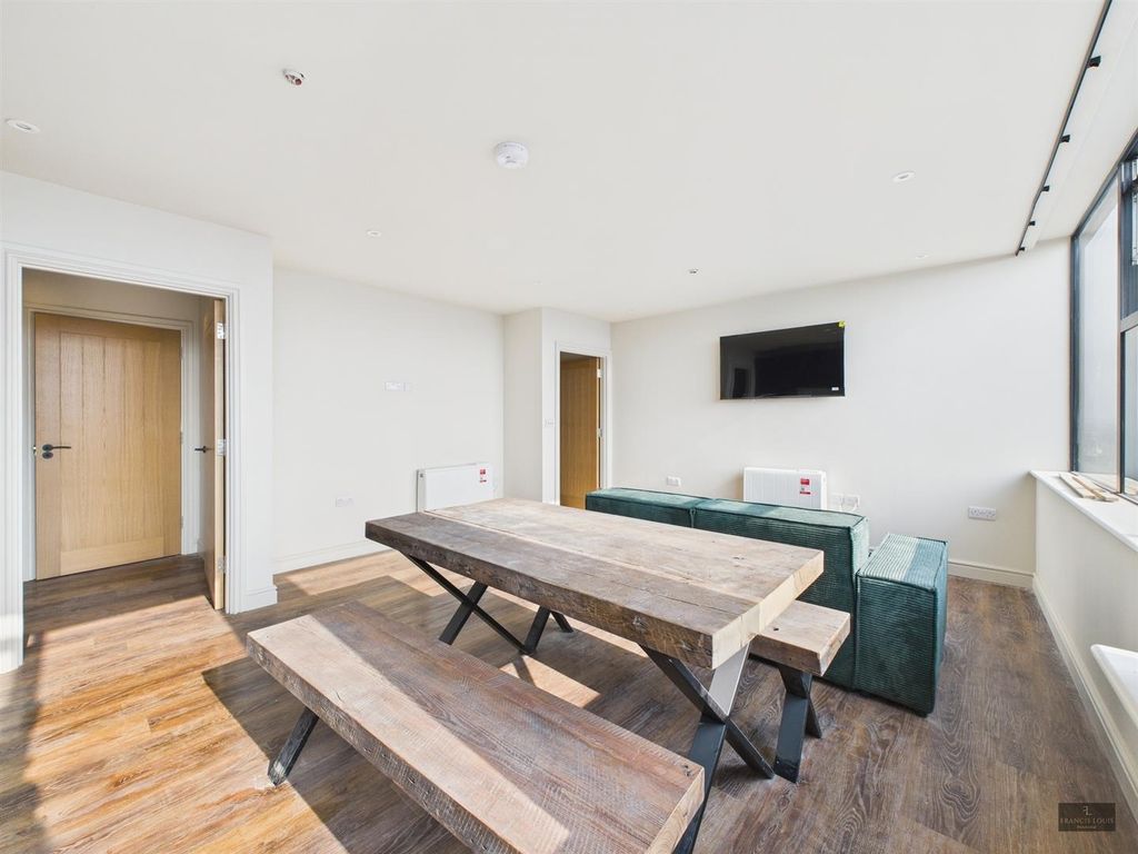 2 bed flat to rent24 Paternoster House, Exeter EX4 photo 3