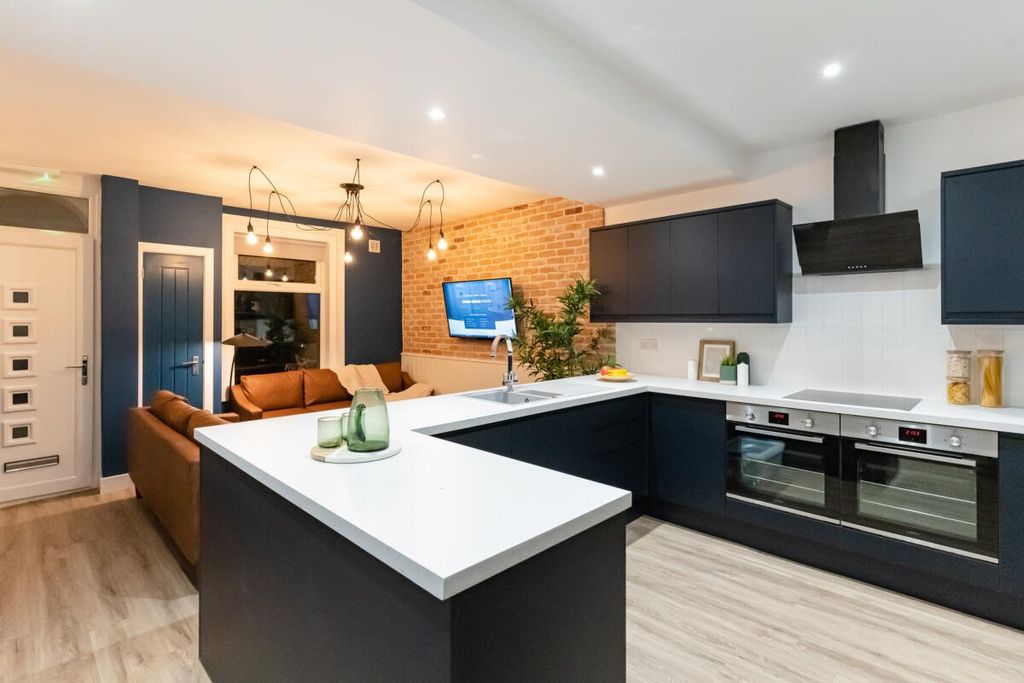 6 bed terraced house to rentCleveland Road, Southsea, Hampshire PO5