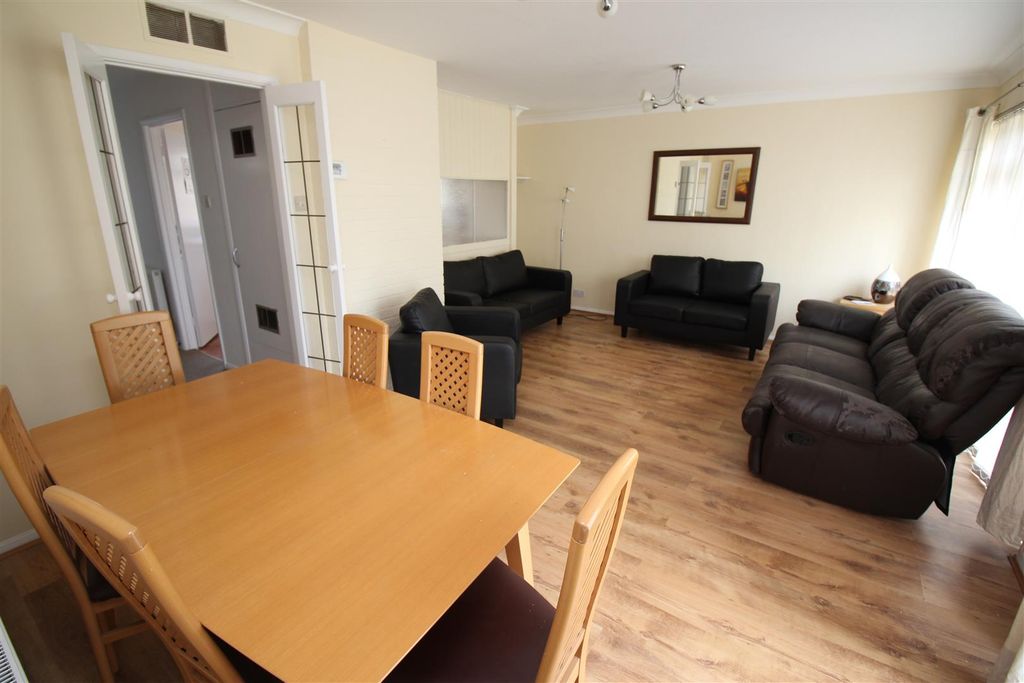 Additional image 2 of 4 bed end terrace house to rentSomner Close, Canterbury, Kent CT2