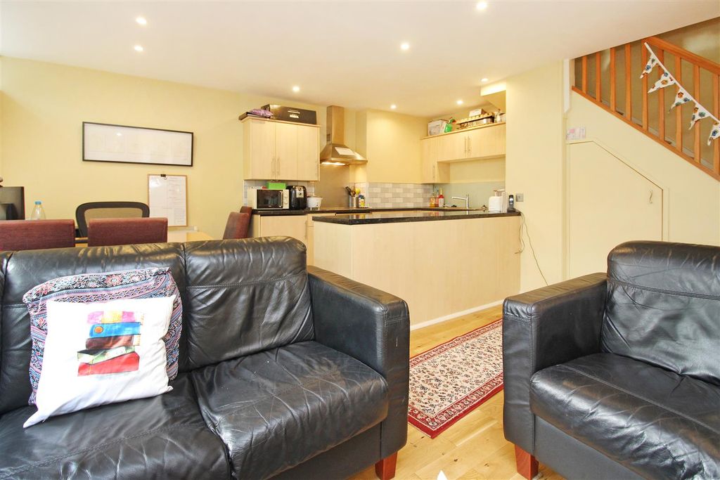 Additional image 2 of 2 bed flat to rentNew Dover Road, Canterbury, Kent CT1