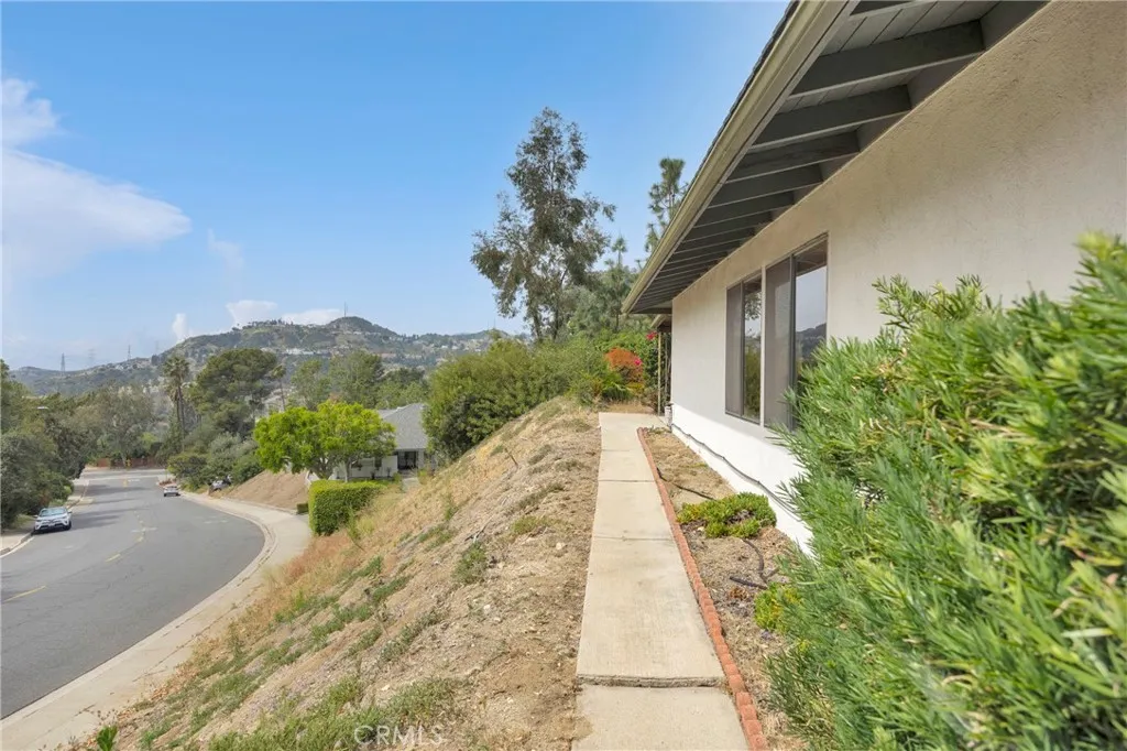 Additional image 110 of 3737 San Augustine Dr, Glendale, CA 91206