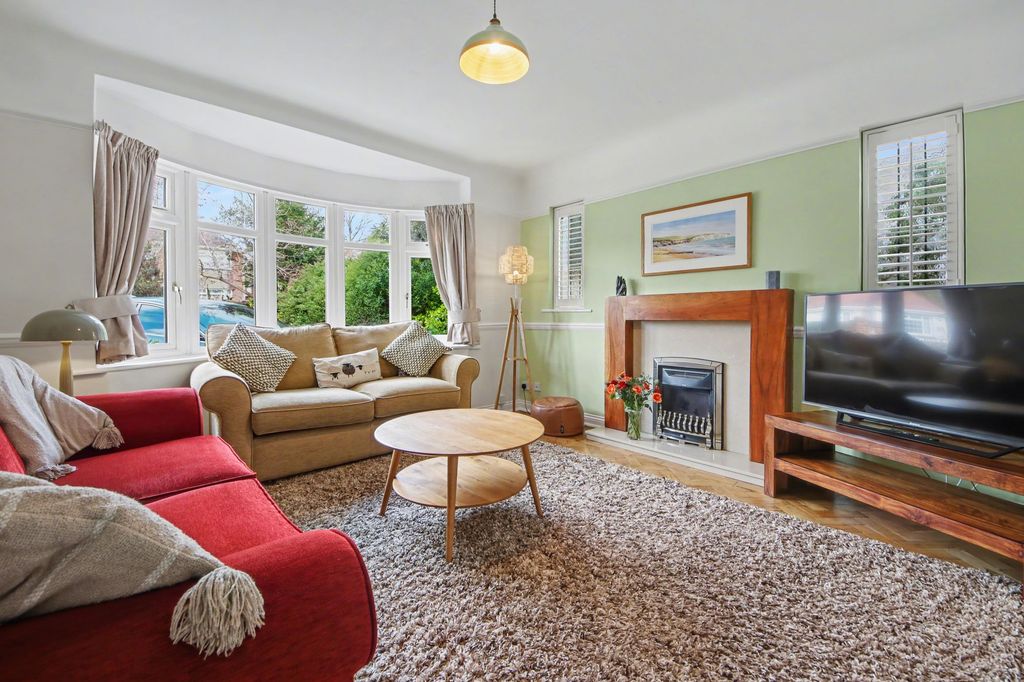 3 bed detached house for saleDouglas Crescent, Bitterne SO19 photo 2