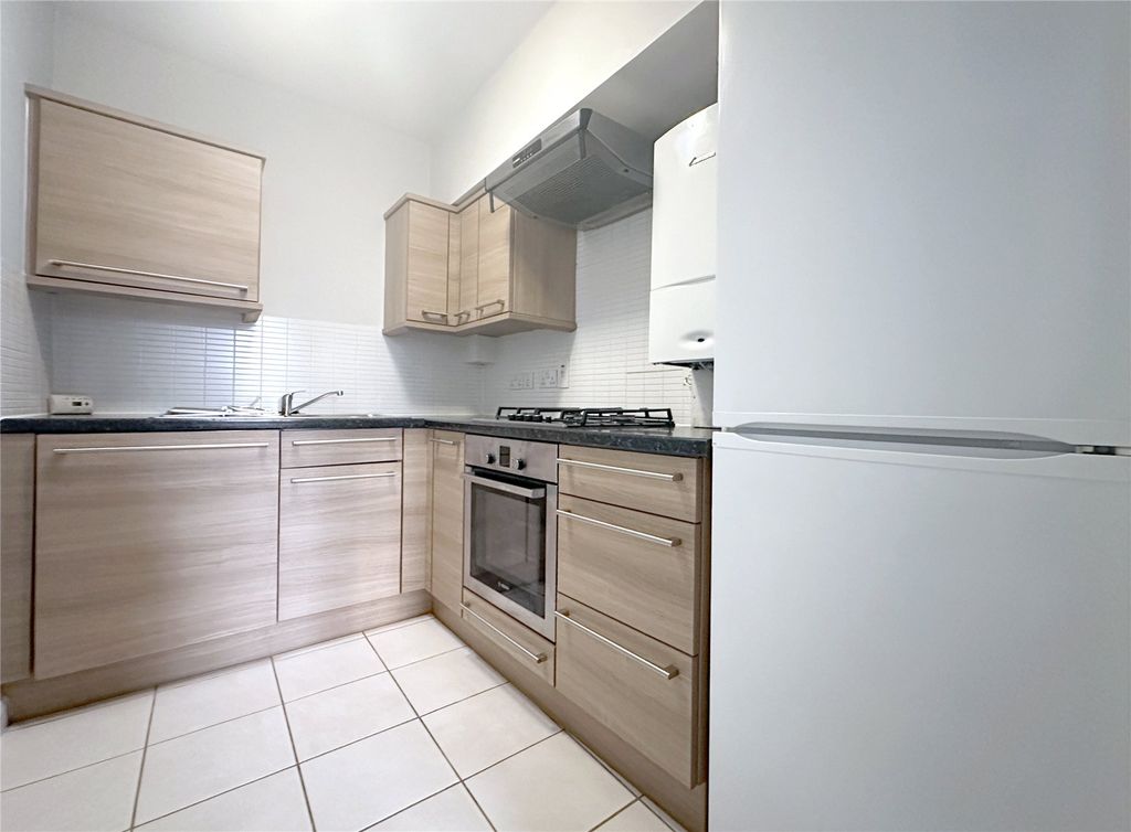 2 bed flat to rentSt Leonards, Exeter EX2 photo 3