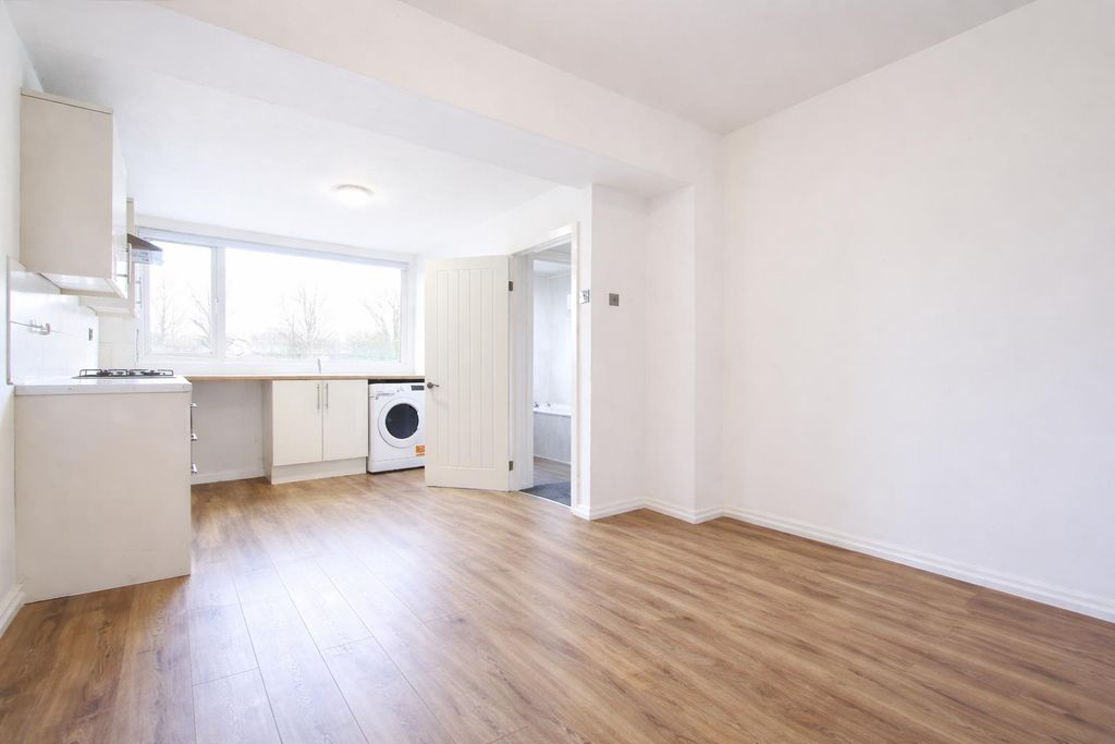 2 bed flat to rentWilkins Terrace, Caerphilly CF83 photo 3
