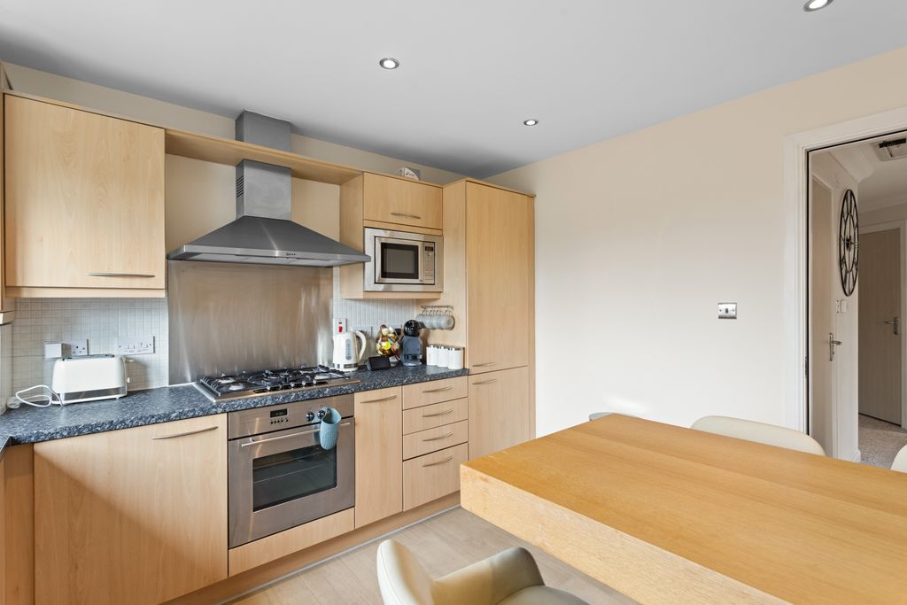 2 bed flat to rentHawk Brae, Livingston EH54 photo 5