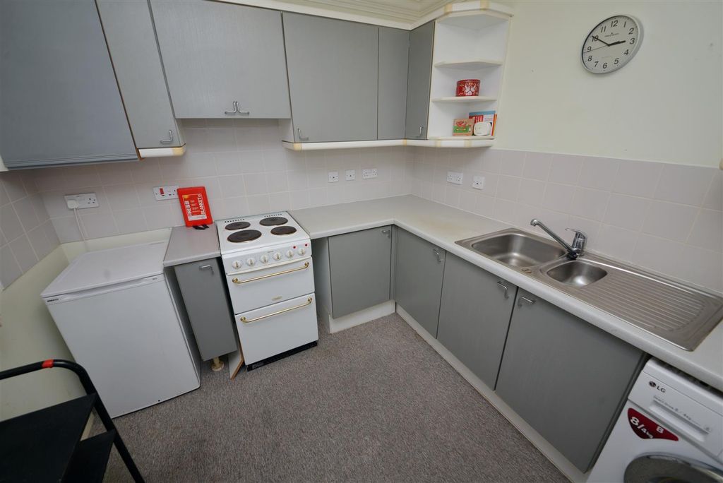Additional image 13 of 2 bed flat for saleWimbledon Court, Tenby SA70