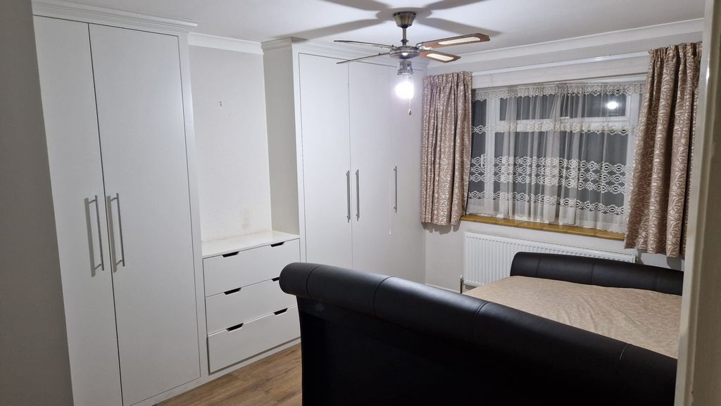 Additional image 5 of 3 bed shared accommodation to rentHenley Wood Road, Reading RG6