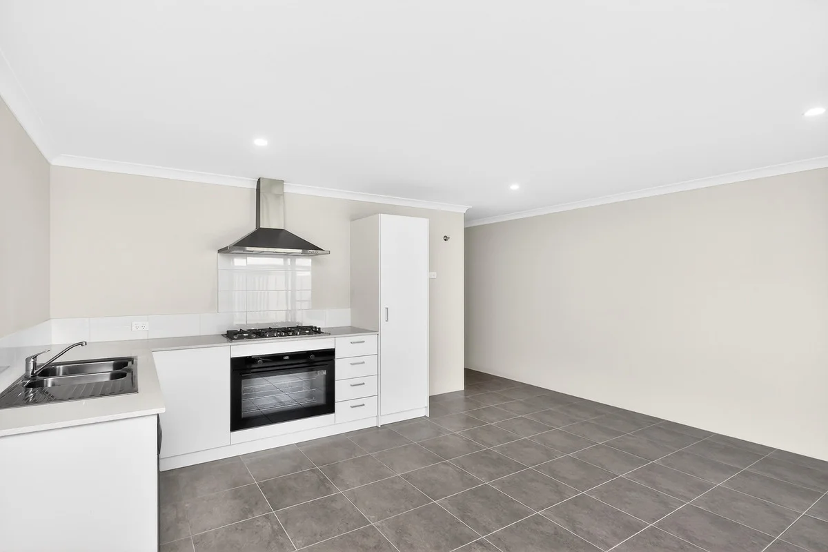 30 Brumlow Way, Lakelands WA 6180 photo 5