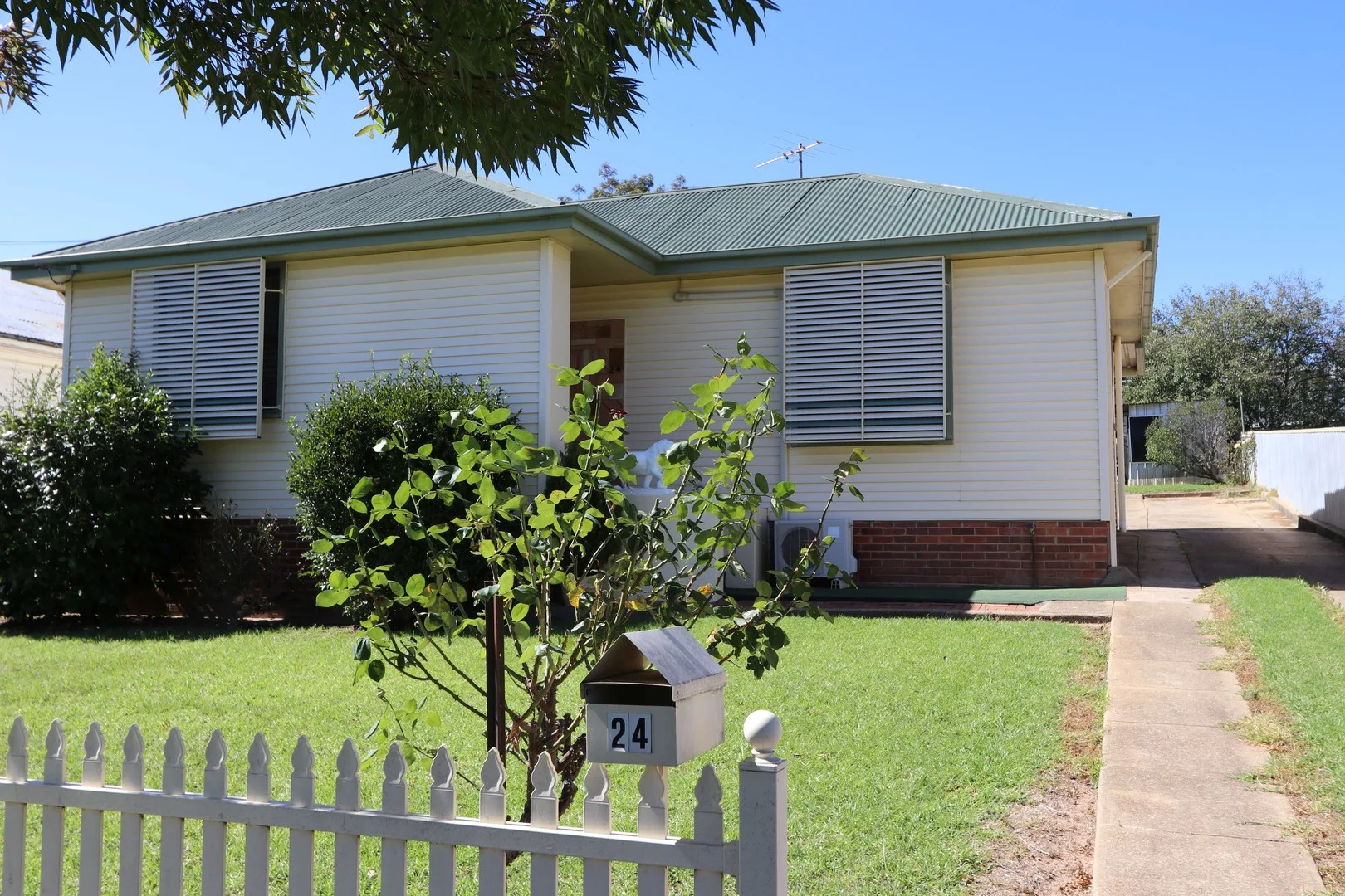24 TEMPLEMORE STREET, Young NSW 2594