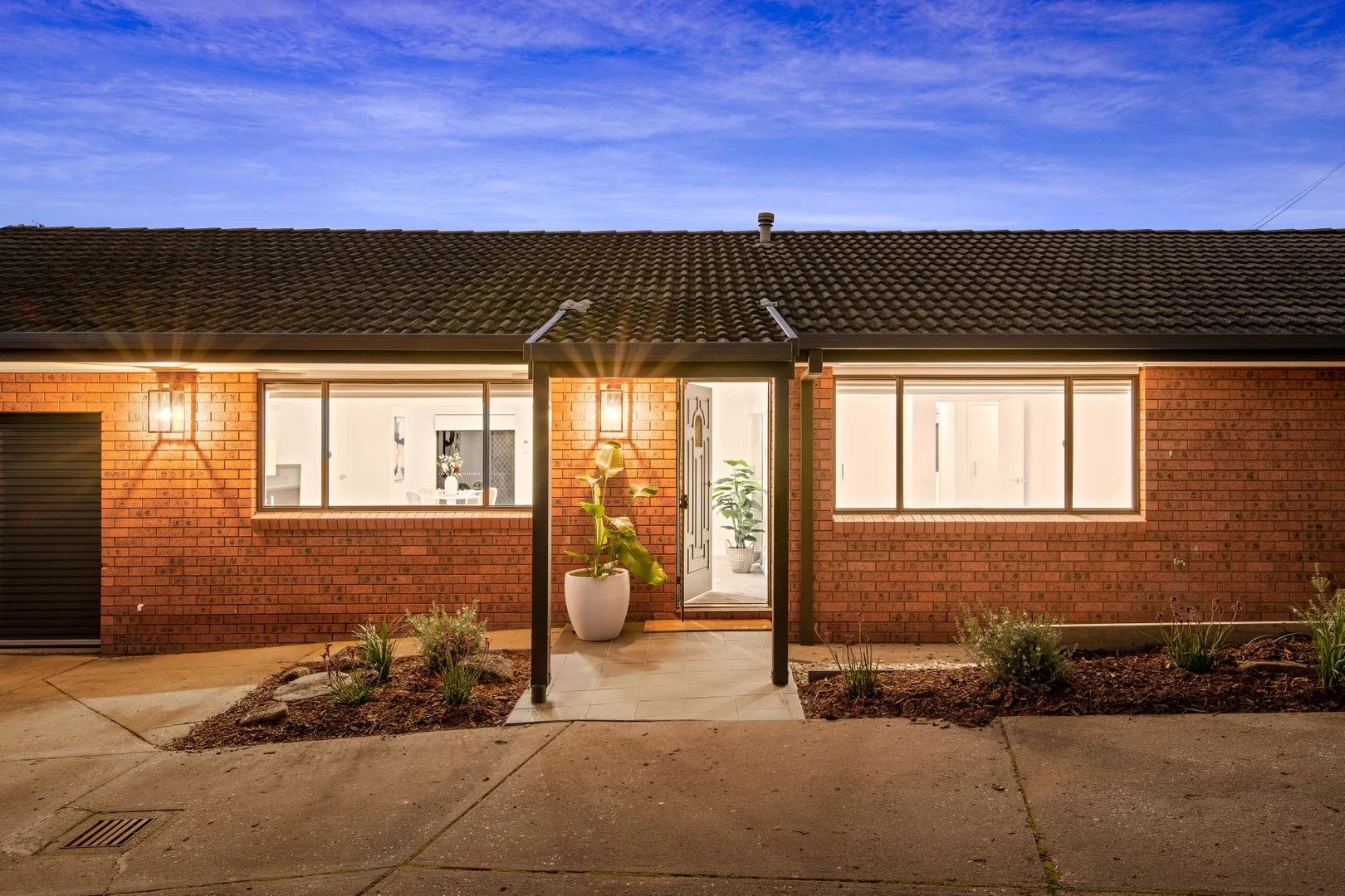 2/585 Hague Street, Lavington NSW 2641