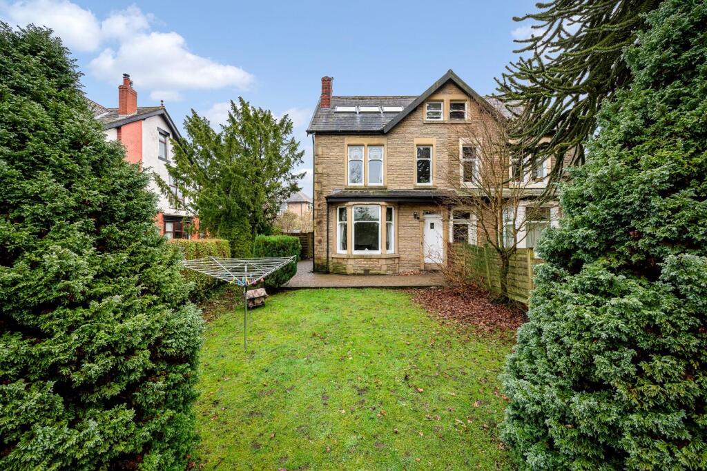 Earnsdale Avenue, Sunnyhurst, Darwen photo 2