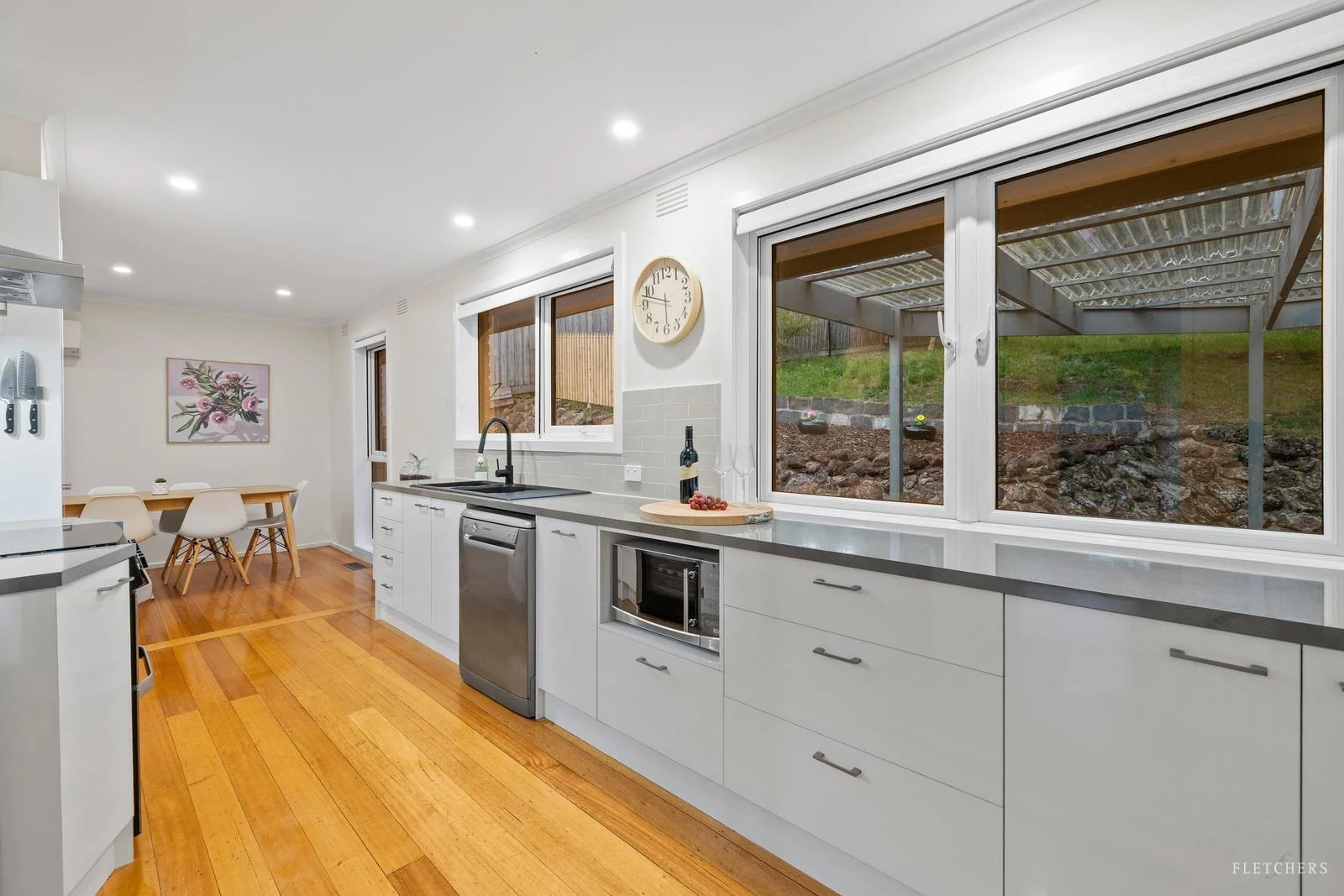 6 Parry Drive, Mooroolbark VIC 3138 photo 4