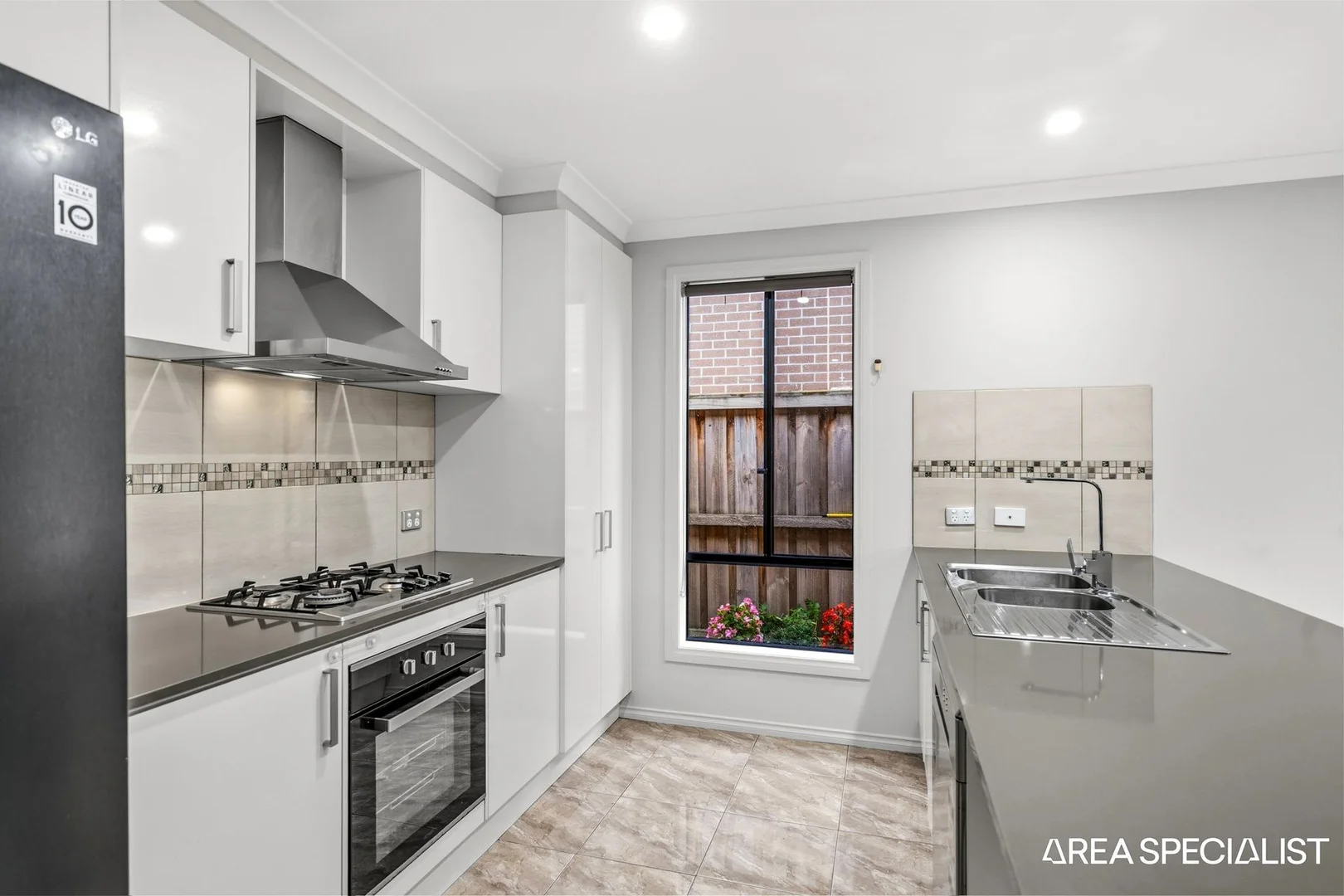 Additional image 17 of 8 Dalziell Crescent, Cranbourne North VIC 3977