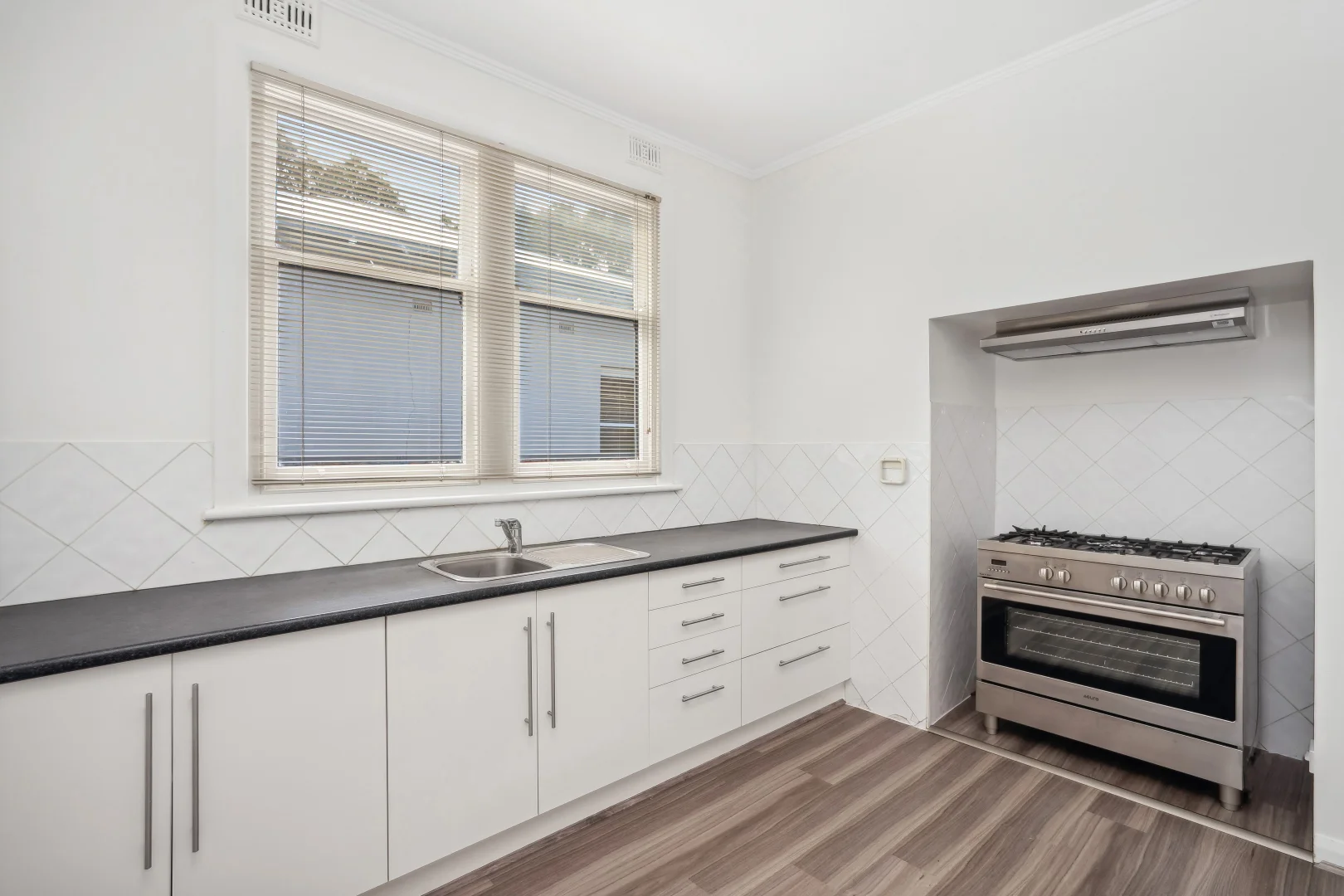 216 Robin Rd, Semaphore SA 5019 photo 2