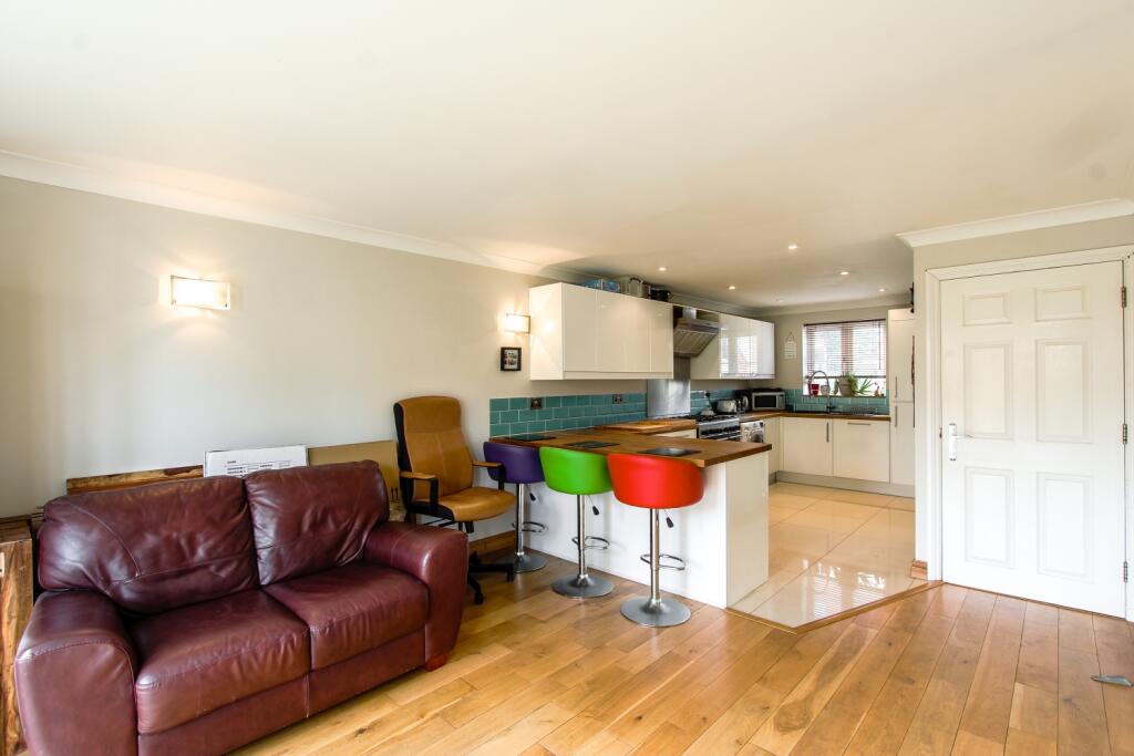 90 Shrewsbury Road, Yeovil photo 5