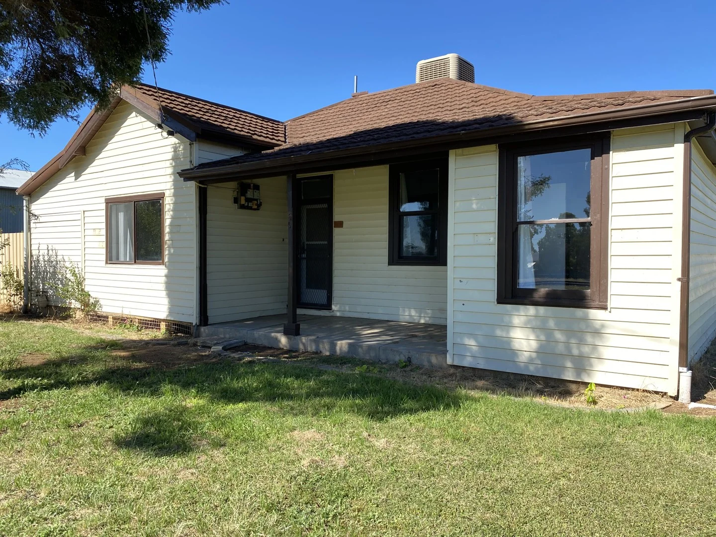 69 Railway Parade, Henty NSW 2658