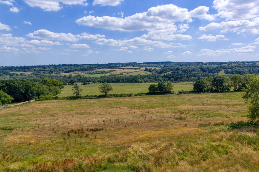 Quiet country setting photo 3