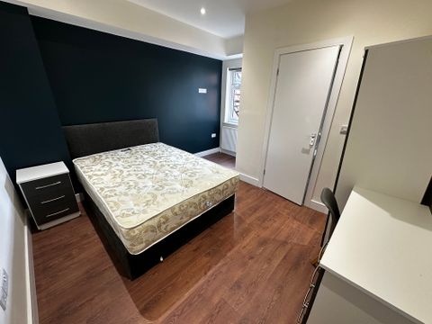 Glenfield Road, Leicester LE3, Property to rent