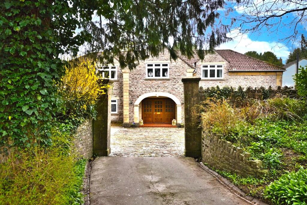 A very spacious five bedroom house with outbuildings in Oakhill