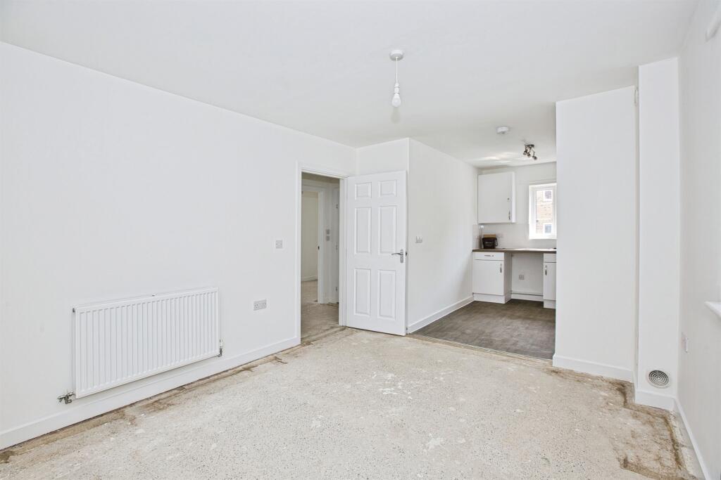 Raven Court, Houndstone, Yeovil photo 3