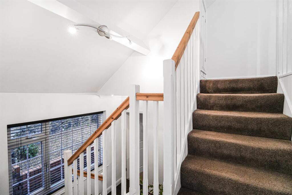 Hawthorn Crescent, Baildon, Shipley photo 5