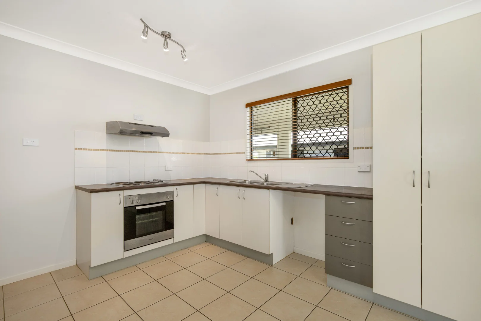 9 Wexford Crescent, Mount Low QLD 4818 photo 3