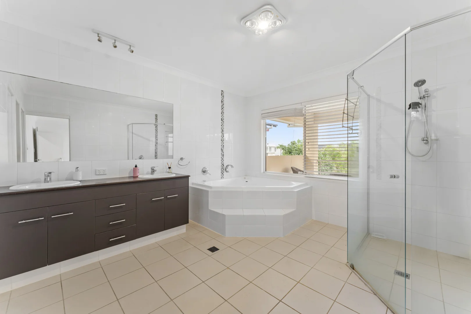 Additional image 17 of 52 Moana Park Avenue, Broadbeach Waters QLD 4218