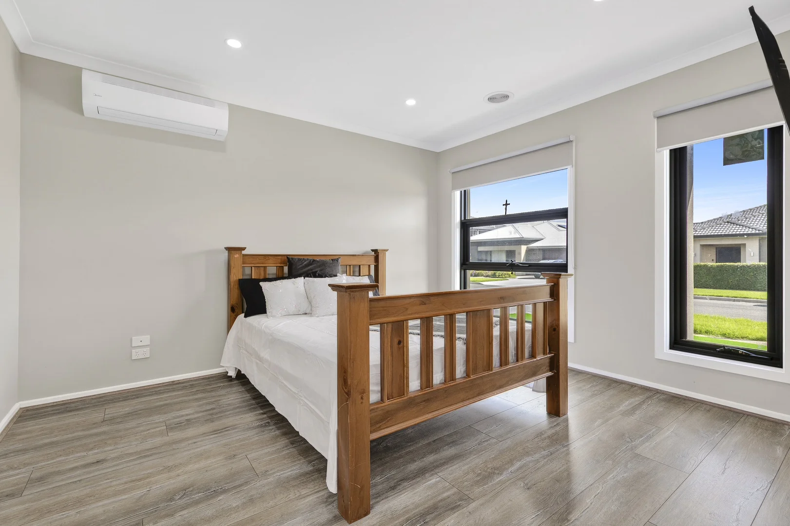 10 Forton Crescent, Cranbourne West VIC 3977 photo 3