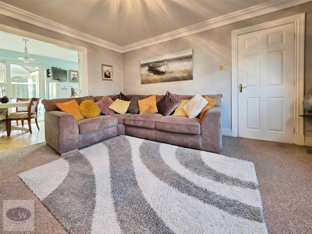 Oakleigh View, Baildon, BD17 5TP photo 4